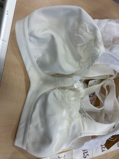 Lot de trois soutien gorges taille 95 E
...