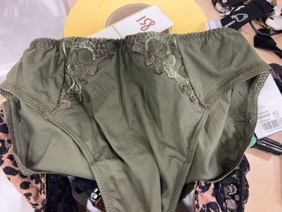 Lot de quatre culottes Taille 40
JANIRA
CHANTELLE
PRIMA...