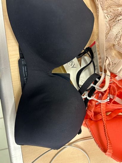 Lot de trois soutien-gorges Taille 85 A
2...