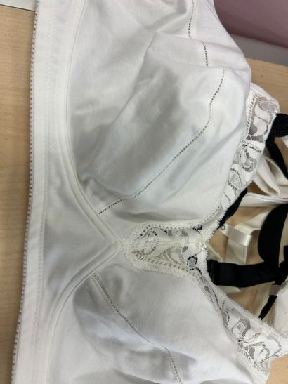 Lot de trois soutien gorges taille 105 D
TRIUMPH...