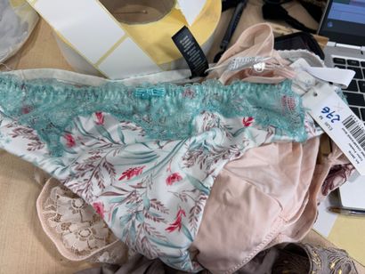 Lot de quatre culottes Taille 40
CHANTELLE
CHANTELLE
LINGA...