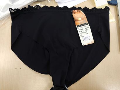 Lot de quatre culottes taille
42/44
SANS...