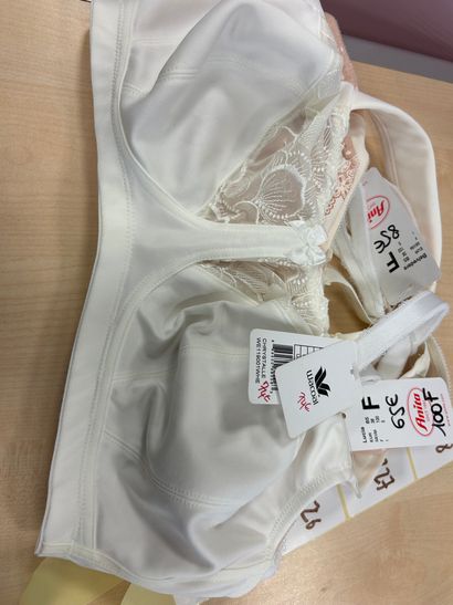 Lot de trois soutien gorges taille 100 F
ANITA...