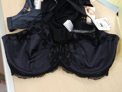 Lot de trois soutien-gorge taille 85 D
SANS...