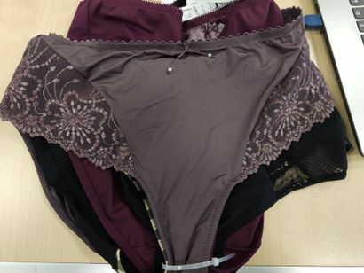 Lot de quatre culottes taille
42
TRIUMPH
CHANTELLE
MARIE...