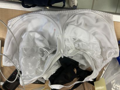 Lot de trois soutien-gorges Taille 100 F
SANS...
