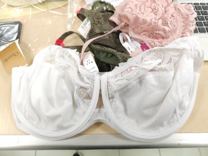 Lot de trois soutien-gorge taille 95E
CHANTELLE
PRIMA...