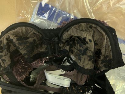 Lot de trois soutien-gorges Taille 95 B
CHANTELLE
MARIE...