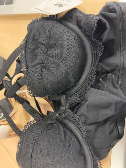 Lot de trois soutien-gorge Taille 85 A
SKINY...