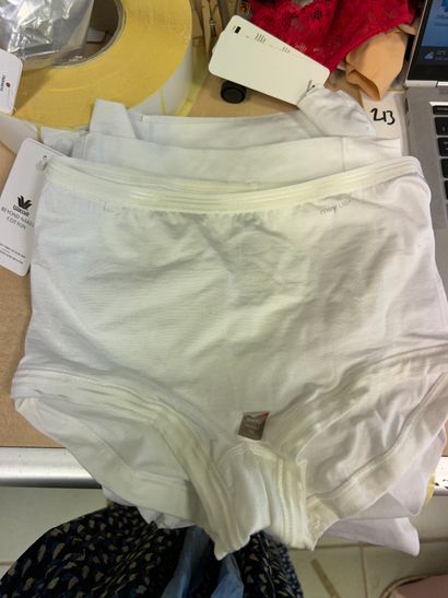 Lot de quatre culottes Taille S
3 WACOAL
1...