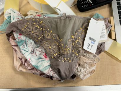 Lot de quatre culottes Taille 40
CHANTELLE
CHANTELLE
LINGA...