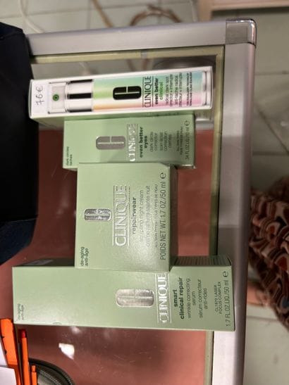 CLINIQUE
1) sérum correcteur anti-rides 50...