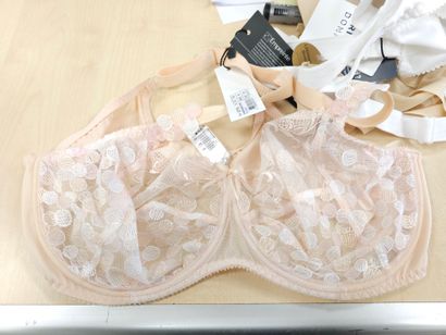 Lot de trois soutien-gorge taille 
100D
WACOAL
PRIMA...