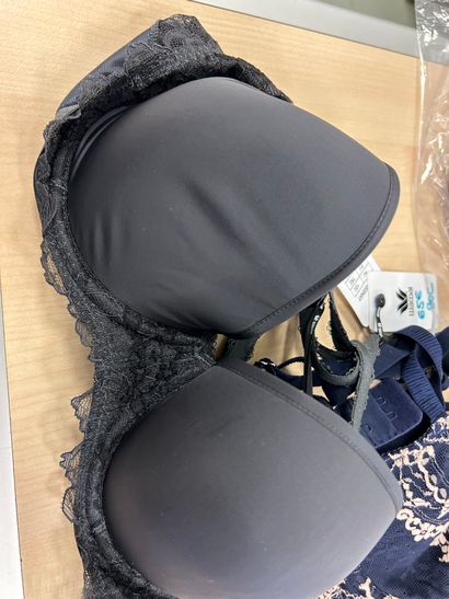 Lot de trois soutien-gorges Taille 75 C
...
