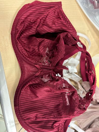 Lot de trois soutien-gorge Taille 90 D
CHANTELLE
PRIMA...