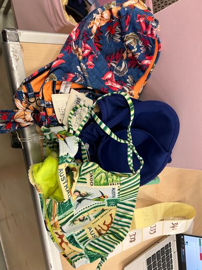 LINGA DORE BEACH - Trois hauts de maillots...