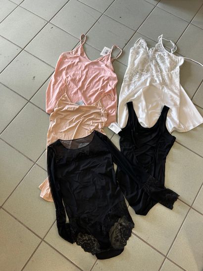 Lot Taille XL comprenant : 
Body JANIRA
2...