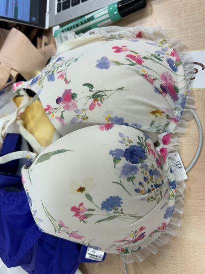 Lot de trois soutien-gorge Taille 95 C
J...