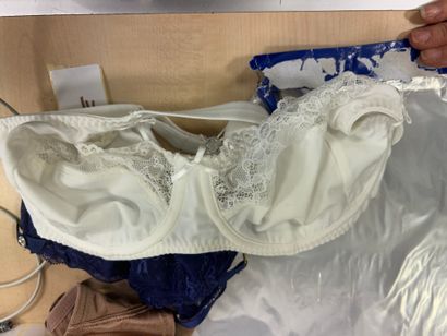 Lot de trois soutien-gorges Taille 90 D
WACOAL
LINGA...