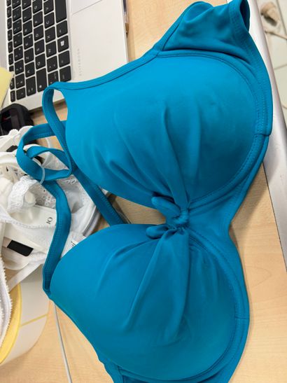 Lot de deux soutien-gorge et un haut de maillot...