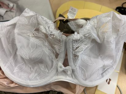 Lot de trois soutien-gorges Taille 95 F
CHANTELLE...