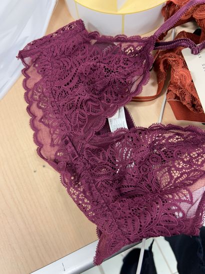Lot de trois soutien-gorge sans armature...