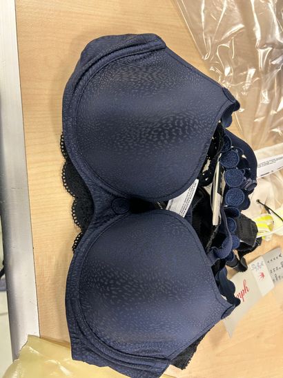 Lot de trois soutien-gorges Taille 80 A
Triumph
2...