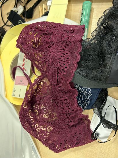 Lot de trois soutien-gorge Taille S
sans...