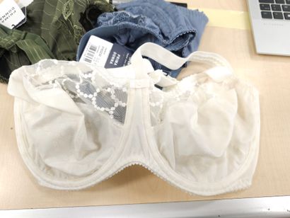 Lot de trois soutien-gorge taille 
95G
PRIMA...
