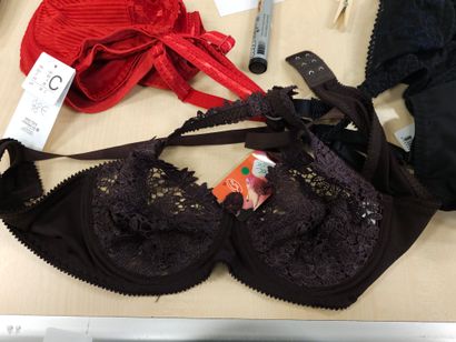 Lot de trois soutien-gorge taille 
100C
CHANTELLE
CHANTELLE
XIUFEN...