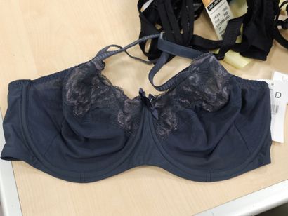 Lot de trois soutien-gorge taille 85 D
SANS...