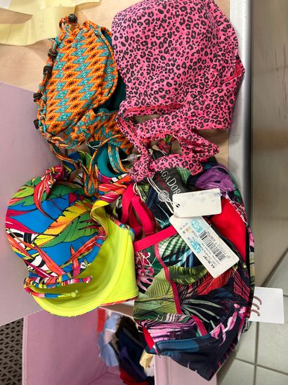 LINGA DORE BEACH - quatre hauts de maillots...