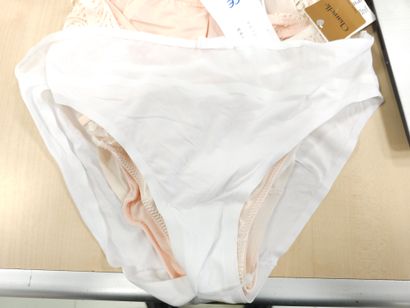 Lot de quatre culottes taille
42
CHANTELLE
MARIE...