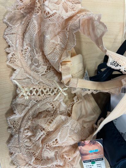 Lot de trois soutien-gorges Taille 
90 C...