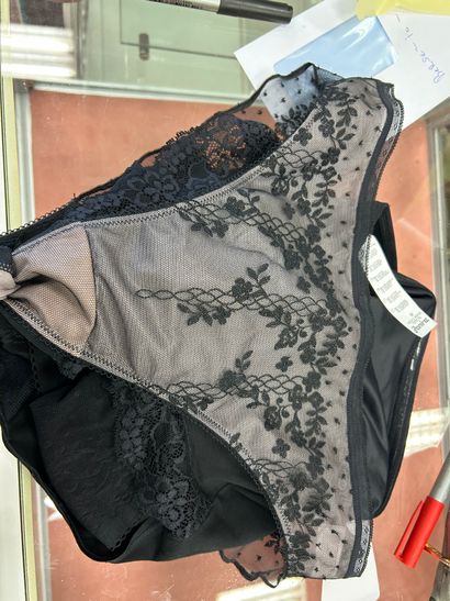 Lot de quatre culottes Taille M
2 JANIRA
2...