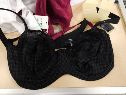 Lot de trois soutien-gorge taille 
95E
T...