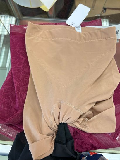 Lot de trois culottes gainantes Taille S
Triumph
2...