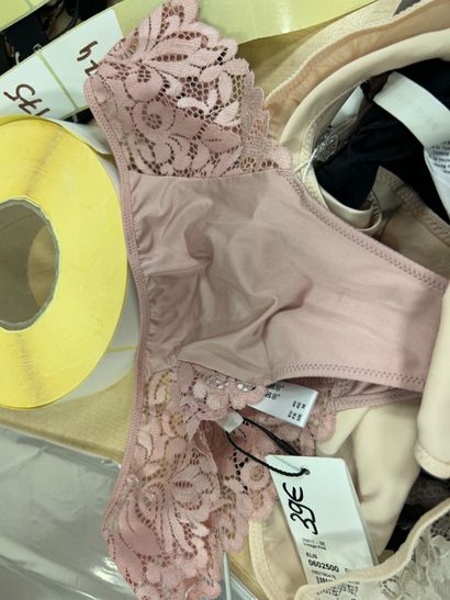 Lot de quatre culotte Taille 40
PRIMA DONNA
CHANTELLE
LINGA...