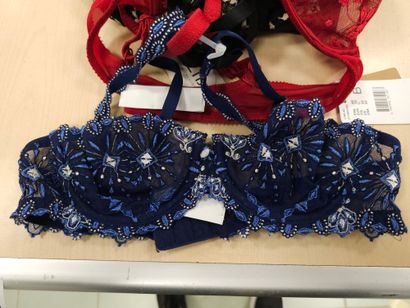 Lot de quatre soutien-gorge taille
85B
C...