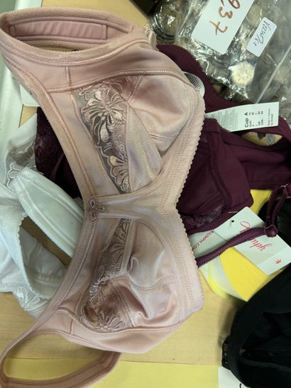 Lot de trois soutien-gorge Taille 75 A
ANITA
ANITA
TRIUMPH
sans...