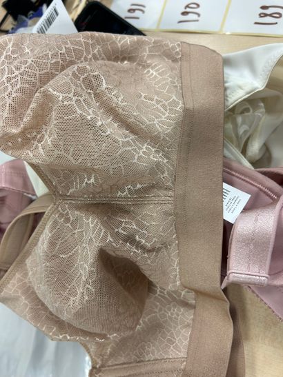 Lot de trois soutien-gorge sans armature...