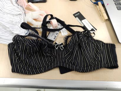 Lot de trois soutien-gorge taille 
80D
F...