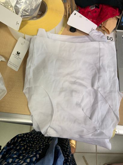 Lot de quatre culottes Taille S
3 WACOAL
1...