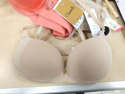 Lot de trois soutien-gorge taille 
85A
R...