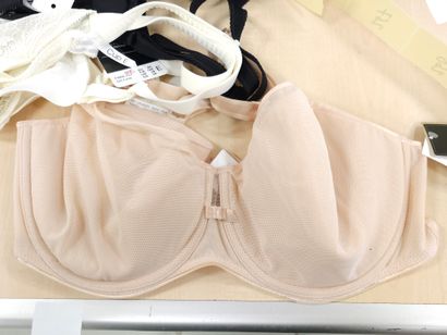 Lot de trois soutien-gorge taille 100E
C...