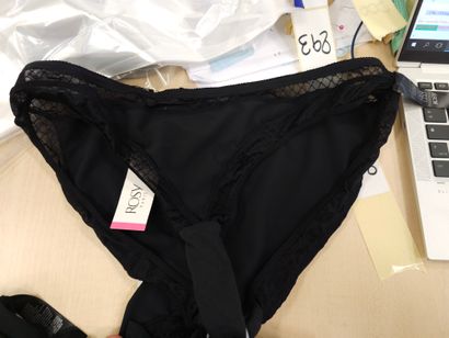 Lot de quatre culottes taille
42/44
SANS...