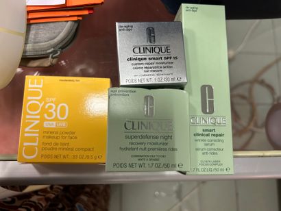CLINIQUE 
1) fond de teint poudre minéral...