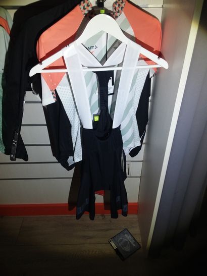 maillot de velo femme taille M
veste pluie...