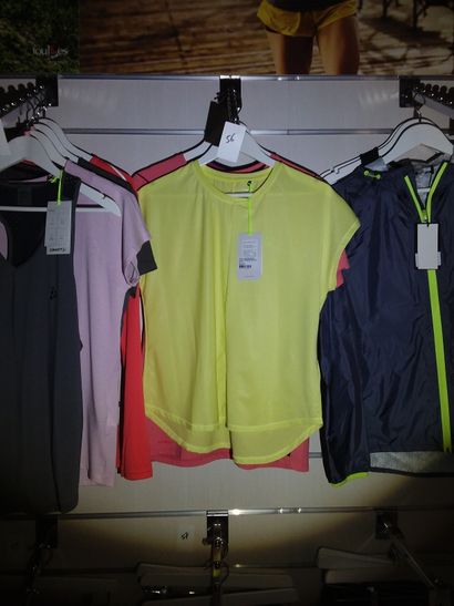 3 t-shirts taillé M
1 débardeur taillé M