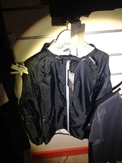 une veste de pluie taillé S
tshirt taillé...